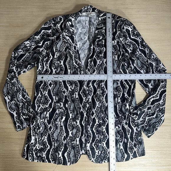 Miss Selfie Black & White Snakeskin Print Open Blazer – Size XL - Picture 7 of 9
